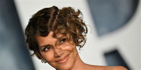 Halle Berry Poses Naked on Open Balcony in Cheeky Mothers。